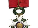 un gros plan d'une médaille accrochée à un ruban rouge sur fond blanc