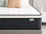 une photo d'un lit avec un matelas et des oreillers