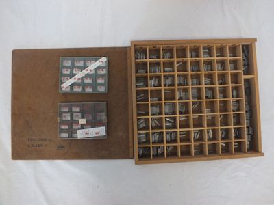 une boîte contenant de nombreux timbres de différents types