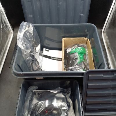 deux poubelles placées l'une à côté de l'autre