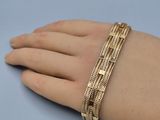 un bracelet au poignet d'une femme, sur un fond bleu