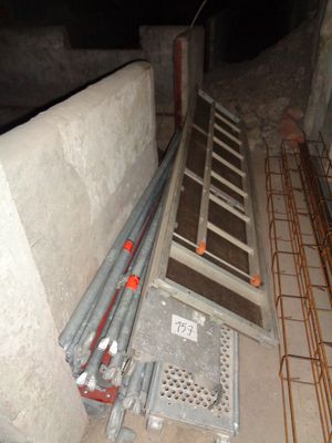 une échelle posée par terre contre un mur