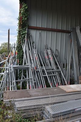 un grand nombre de barres d'acier empilées les unes sur les autres