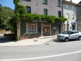 une voiture garée devant un bâtiment