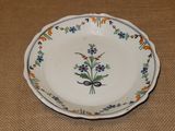 une assiette avec un motif floral sur une table