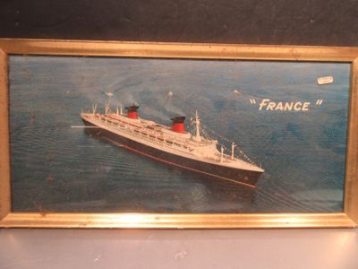 une vieille photo d'un paquebot de croisière flottant sur l'eau