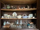 un buffet en bois sur lequel sont disposés de nombreux plats et vaisselle