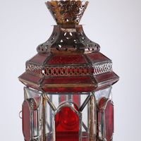 Lanterne marocaine en métal et verre incolore/rouge. (photo 3)