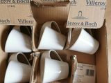 une boîte en carton contenant plusieurs vases blancs