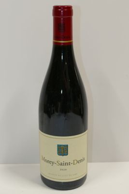 la bouteille de vin rouge est posée sur la table