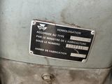 une étiquette apposée à l'arrière d'une machine sur laquelle figure la mention « homologation »