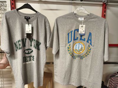 deux t-shirts exposés dans un magasin