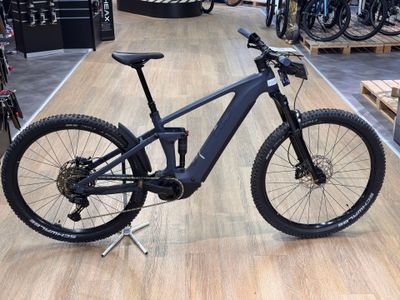 une photo d'un vélo exposé dans un magasin