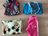 trois vêtements sont disposés sur un plancher en bois