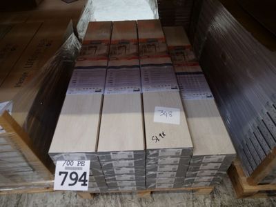 de nombreux cartons empilés sur une palette