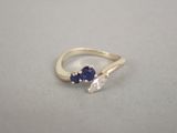 un gros plan d'une bague en or sertie de deux saphirs