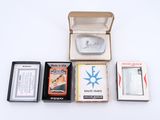 une boîte contenant un briquet, un étui à briquet et un briquet