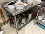 de nombreuses casseroles et poêles posées sur une table en métal