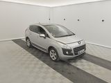 une photo d'une voiture argentée dans un garage