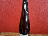 une bouteille de vin posée sur une table