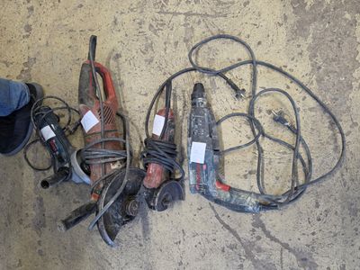 une personne debout à côté d'un tas d'outils posés par terre