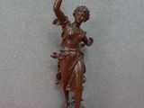 statue en bronze représentant une femme tenant une torche à la main
