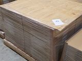 Plusieurs piles de cartons sont empilées les unes sur les autres dans un entrepôt