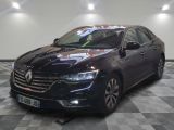 une photo d'une voiture noire dans un showroom