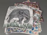 plusieurs serviettes de table sur lesquelles est dessiné un éléphant, posées sur une table