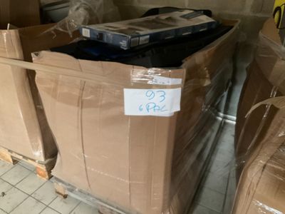 un chariot chargé de nombreuses boîtes dans une pièce