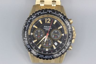 un gros plan d'une montre en or au cadran noir