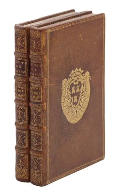 un vieux livre orné d'un emblème doré sur la couverture