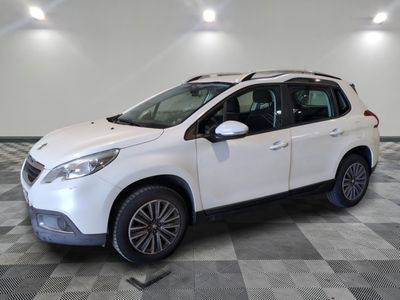 la photo d'une voiture blanche garée dans un garage