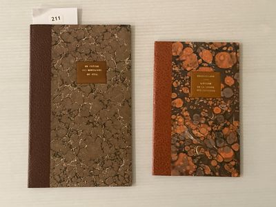 deux livres posés sur une table