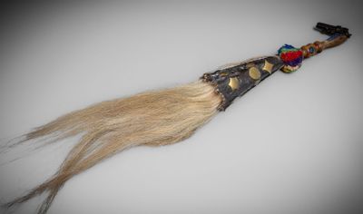 une longue mèche de cheveux posée sur une table