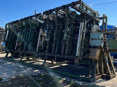 une grosse machine garée sur le bord de la route