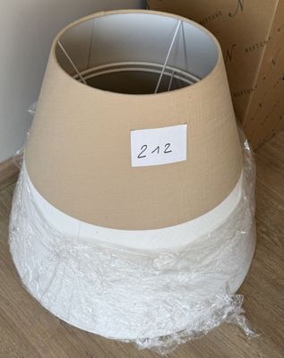 un carton sur lequel est posée une pancarte, posé par terre