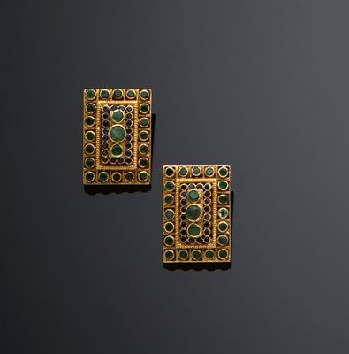 une paire de boucles d'oreilles en or et émeraude