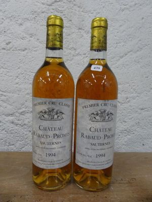 deux bouteilles de vin posées sur une table l'une à côté de l'autre