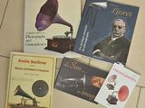 de nombreux livres empilés par terre