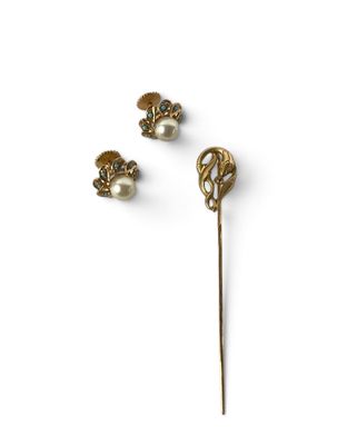 un gros plan sur un bâton orné de perles et une paire de boucles d'oreilles