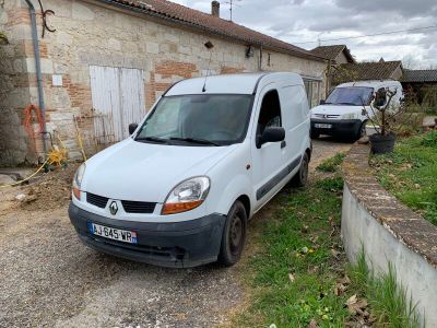 une camionnette blanche garée devant un bâtiment