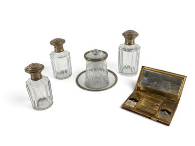cinq bouteilles en verre et un plateau sur lequel est posé un miroir