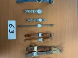 de nombreux modèles de montres exposés sur une table