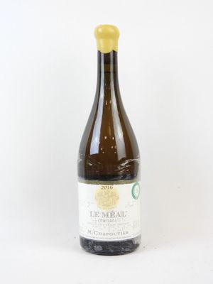 la bouteille de vin est posée sur une surface blanche