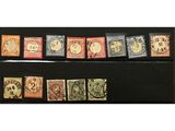 un ensemble de timbres provenant de différents pays, disposés sur un fond noir