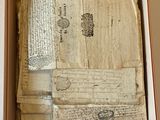 une boîte remplie de vieux papiers posée sur une table