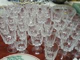 de nombreux verres et assiettes posés sur une table, avec une assiette