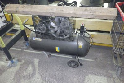 une image d'un petit compresseur d'air dans un garage