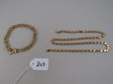 trois bracelets à chaîne en or et un bracelet à chaîne en or muni d'une étiquette de prix